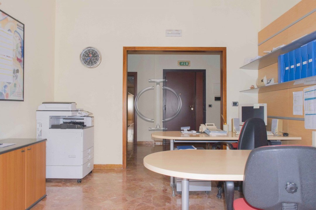 Se vende oficina in ciudad Bari Puglia foto 9